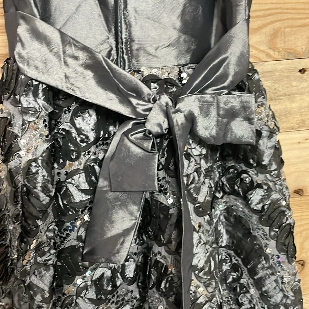 Rare Editions size 7 sleeveless elegant dress with bow detail and sequins